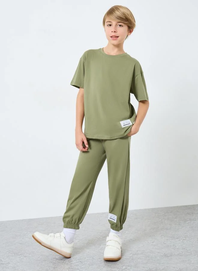 ستايلي مجموعة من جوغر وتيشيرت مزين بشارة