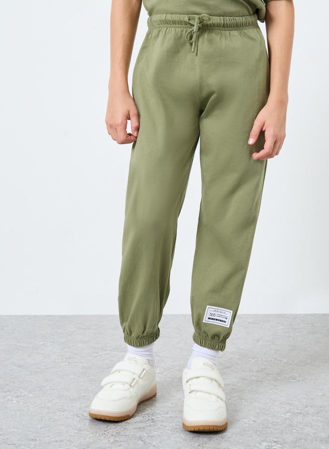 Styli Teens Green T-Shirt and Badge Detail Joggers Set - Image 5