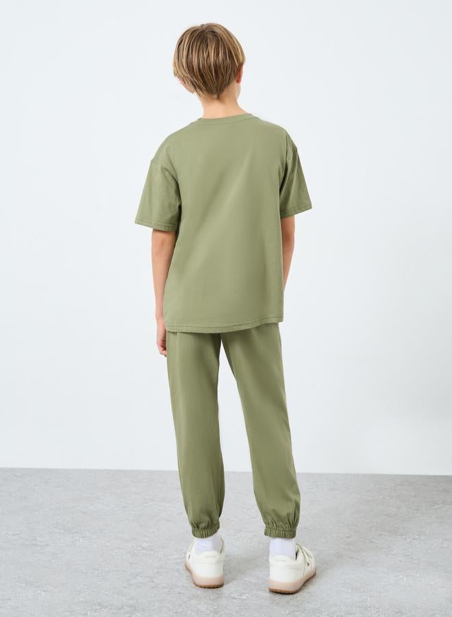 Styli Teens Green T-Shirt and Badge Detail Joggers Set - Image 4