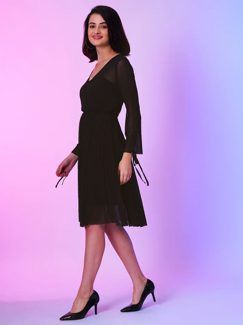 جلو باص فستان نسائي أسود بياقة  وشبكة مجمعة بقصة واسعة من الأمام مع بطانة داخلية