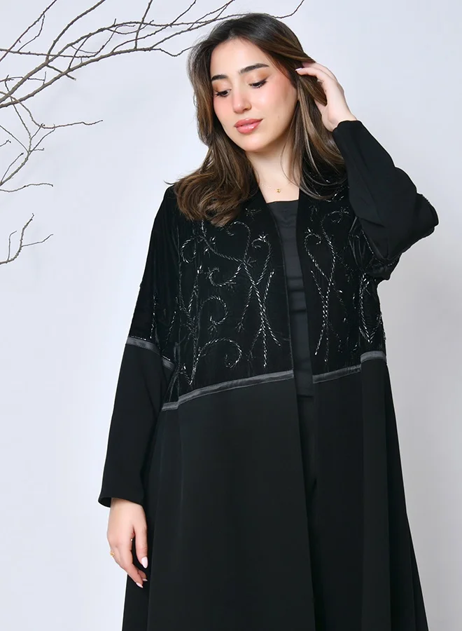 عبايات حوراء عباية شتوية سوداء فاخرة بتطريز ومخمل – تصميم راقٍ من عبايات حوراء
