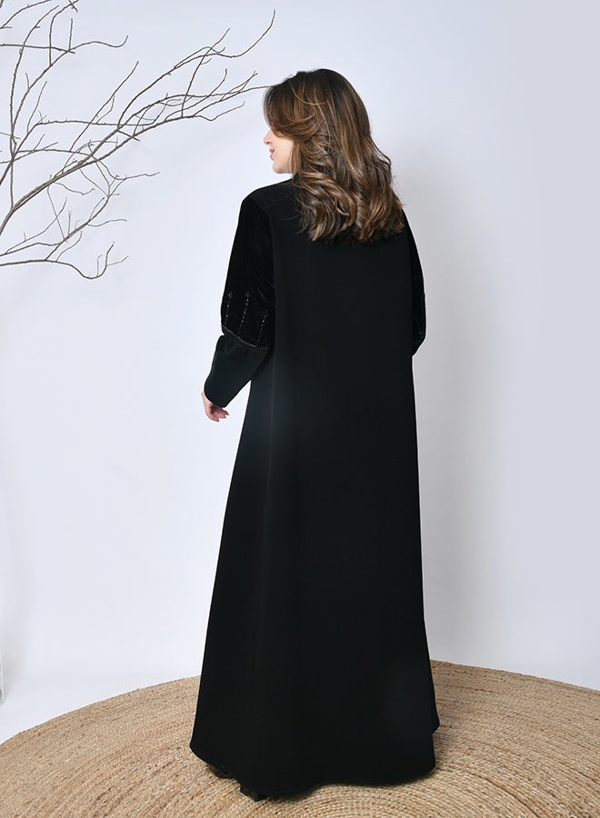 عبايات حوراء عباية شتوية سوداء فاخرة بتطريز ومخمل – تصميم راقٍ من عبايات حوراء - Image 2