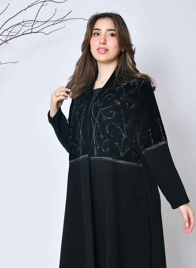 عبايات حوراء عباية شتوية سوداء فاخرة بتطريز ومخمل – تصميم راقٍ من عبايات حوراء - Image 3