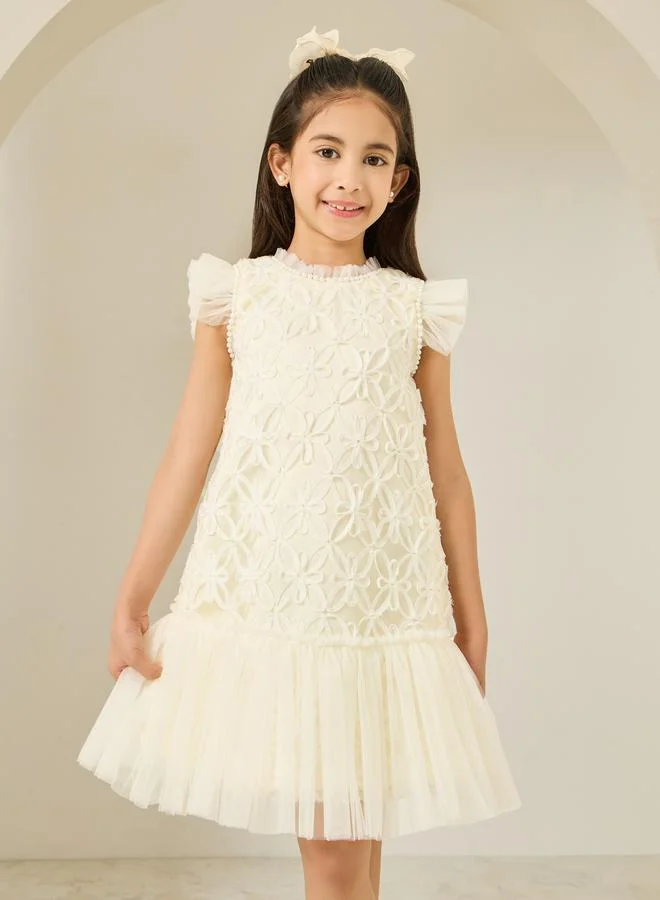 ستايلي فستان بتفاصيل شبكية وبارزة الملمس