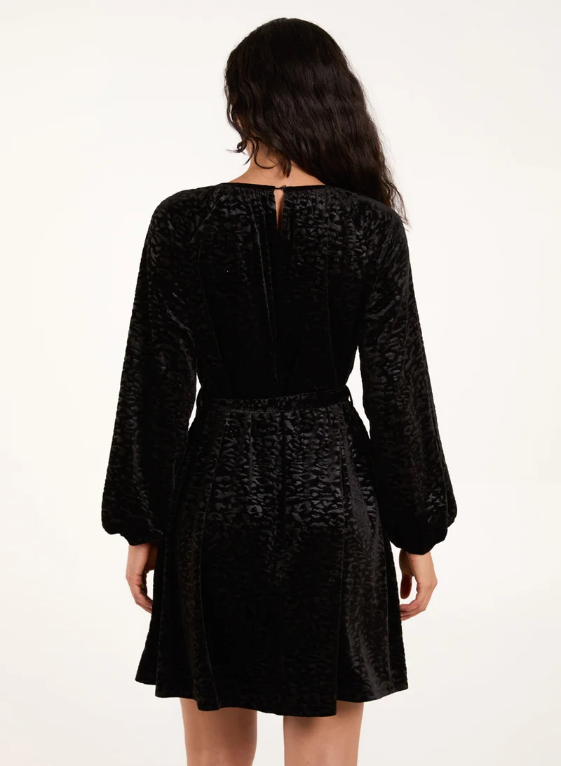 بلو فانيلا فستان سوينج بحزام مخملي