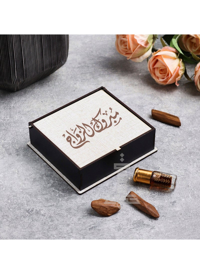 حكاية شمعة عود مروكي مع دهن العود الخليجي ، تأتي في 3 بوكسات أنيقة محفور عليها عبارة مبروك الزواج - Image 2
