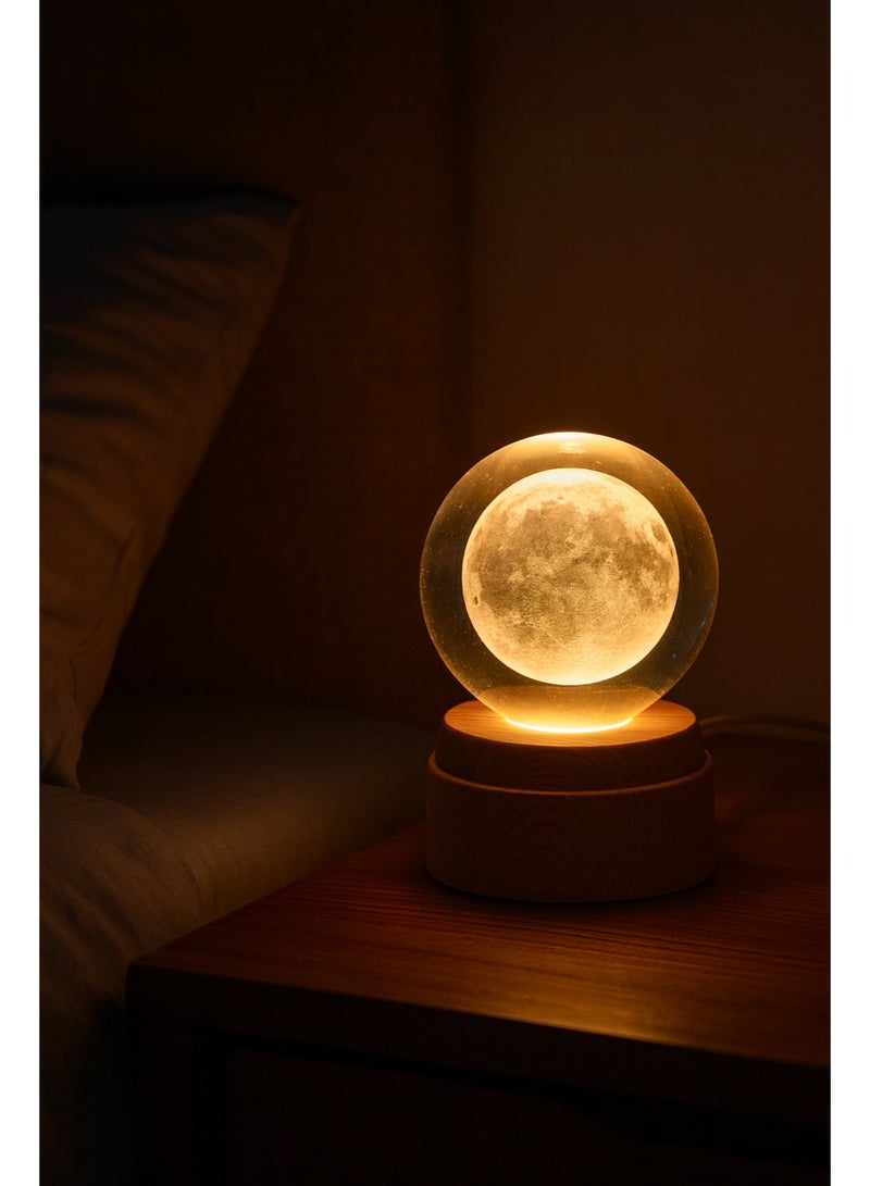 مصباح ليلي ثلاثي الأبعاد بكرة بلورية على شكل قمر مضئ متوهج مع قاعدة بلاستيكية مطلية بلون خشبي أنيق، إضاءة ليد جذابة ودوران خفيف يمنح ديكورًا مميزًا للطاولات وغرف المعيشة ويجعلها هدية رائعة لكل المناسبات - Image 2