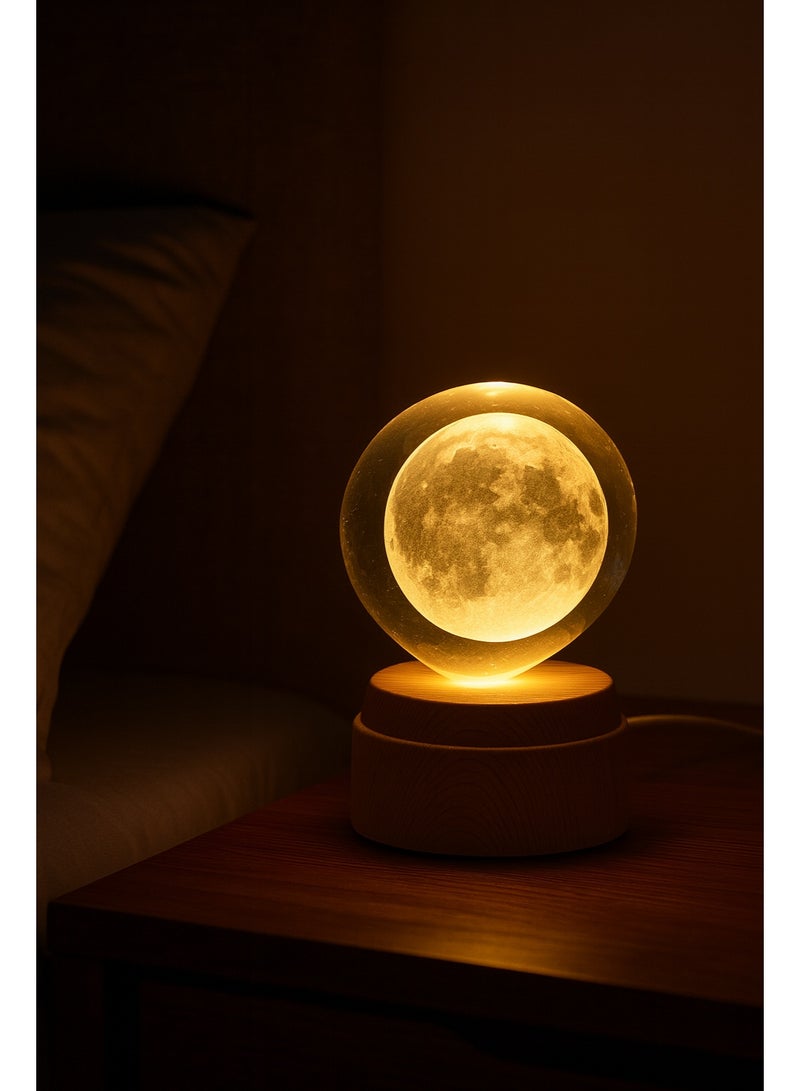 مصباح ليلي ثلاثي الأبعاد بكرة بلورية على شكل قمر مضئ متوهج مع قاعدة بلاستيكية مطلية بلون خشبي أنيق، إضاءة ليد جذابة ودوران خفيف يمنح ديكورًا مميزًا للطاولات وغرف المعيشة ويجعلها هدية رائعة لكل المناسبات - Image 4