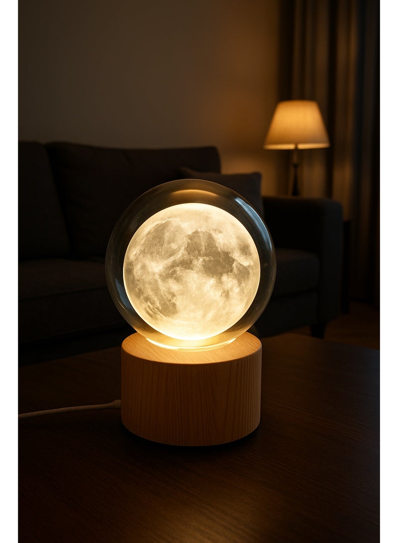 مصباح ليلي ثلاثي الأبعاد بكرة بلورية على شكل قمر مضئ متوهج مع قاعدة بلاستيكية مطلية بلون خشبي أنيق، إضاءة ليد جذابة ودوران خفيف يمنح ديكورًا مميزًا للطاولات وغرف المعيشة ويجعلها هدية رائعة لكل المناسبات - Image 3
