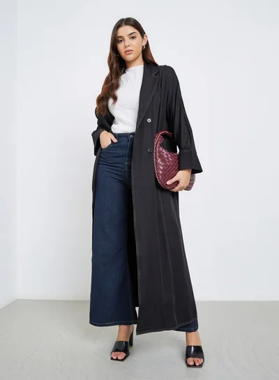 أميرة عباية بتفاصيل ياقة بشق وتفاصيل أزرار مزدوجة