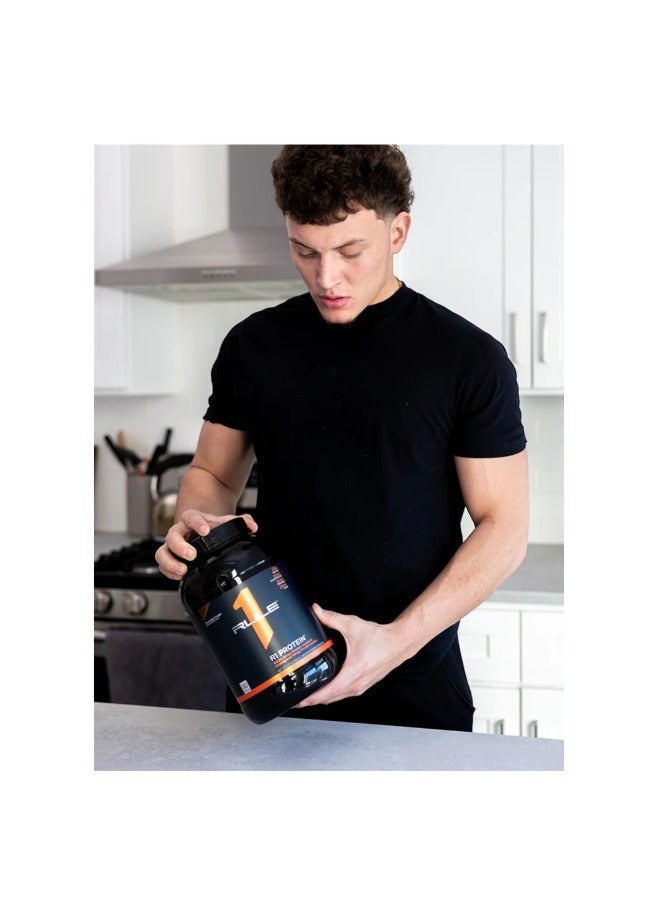 RULE 1 بروتين R1، 100% بروتين مصل اللبن المعزول وبروتين مصل اللبن المعزول المائي، بنكهة فادج الشوكولاتة، 5.09 رطل - Image 2