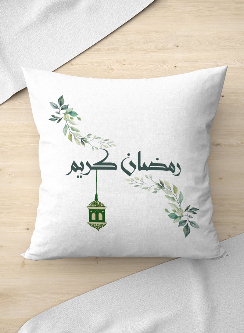 لوحة غطاء وسادة من البوليستر بتصميم رمضان كريم مع أوراق نباتية وفانوس رمضان - Image 1