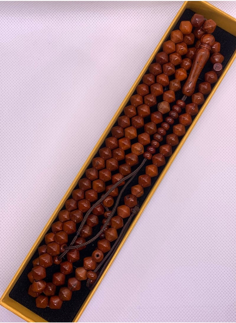 ماركة غير محددة - سبحة كوك بعداد طبيعي وطراز جميل  سبحة من خشب الكوك 99 خرزة وبها عداد طبيعي طراز جميل  وتعتبر سبح الكوك نوع من السبحات المصنوعة من خشب شجرة الكوك، وهو خشب يتميز بجماله وملمسه الدافئ. تُستخدم السبحات عادة في الذكر والتسبيح، وتعتبر سبحة خشب الكوك تحفة فنية بطرازها المتعدد الرائع ولونها الغني. - Image 1