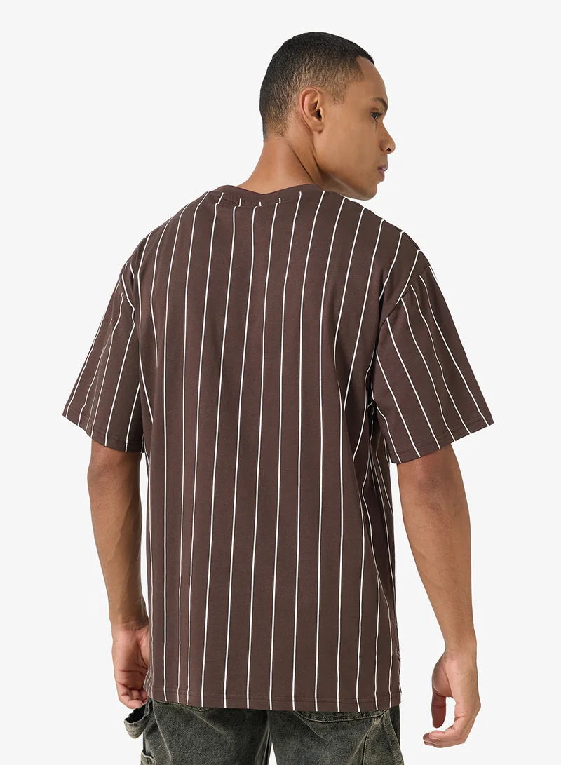 كارل كاني تيشيرت مخطط صغير أساسي بتوقيع