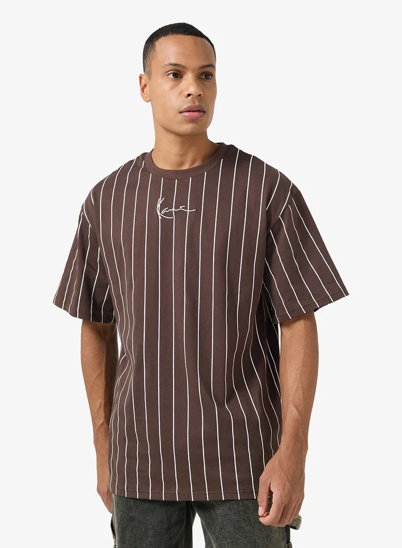 كارل كاني تيشيرت مخطط صغير أساسي بتوقيع