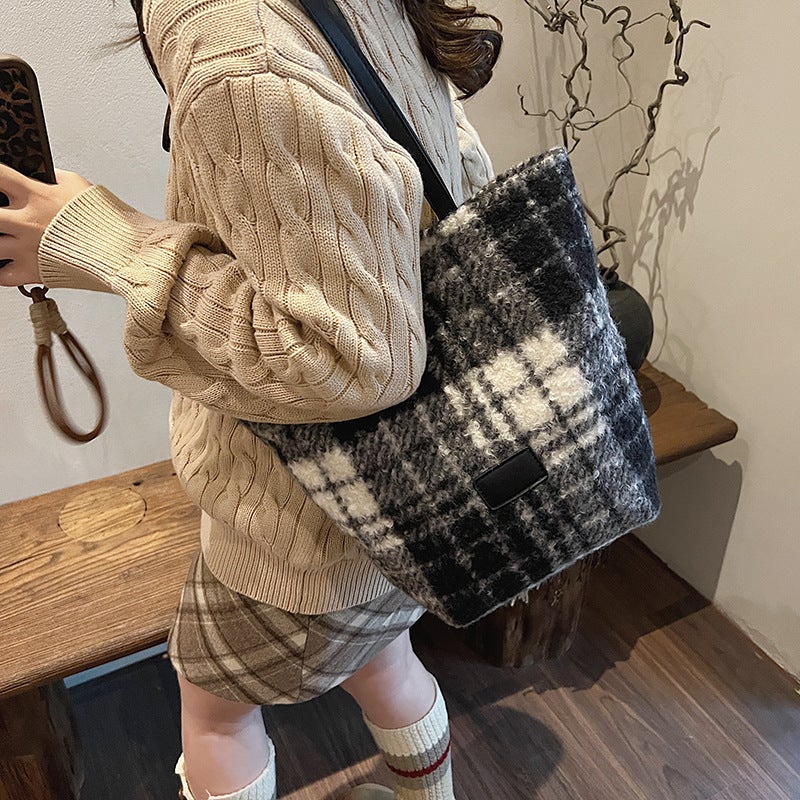 Super Popular Small Woolen Bag Women'S All-Match One-Shoulder Underarm Bag Mao Mao Portable Bucket Bag - Image 4