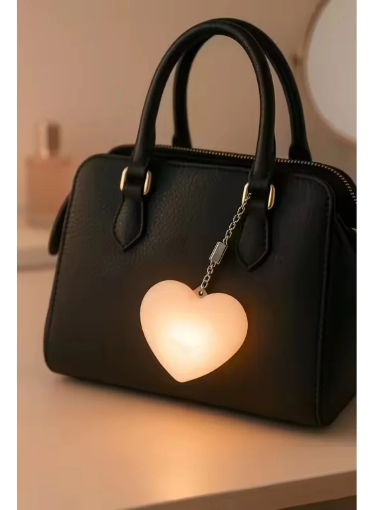 ثوجفيت إضاءة حقيبة يد  على شكل قلب - سلسلة مفاتيح محمولة تعمل باللمس - سحر متوهج قابل لإعادة الشحن عبر  للحقائب وحقائب الظهر - أبيض