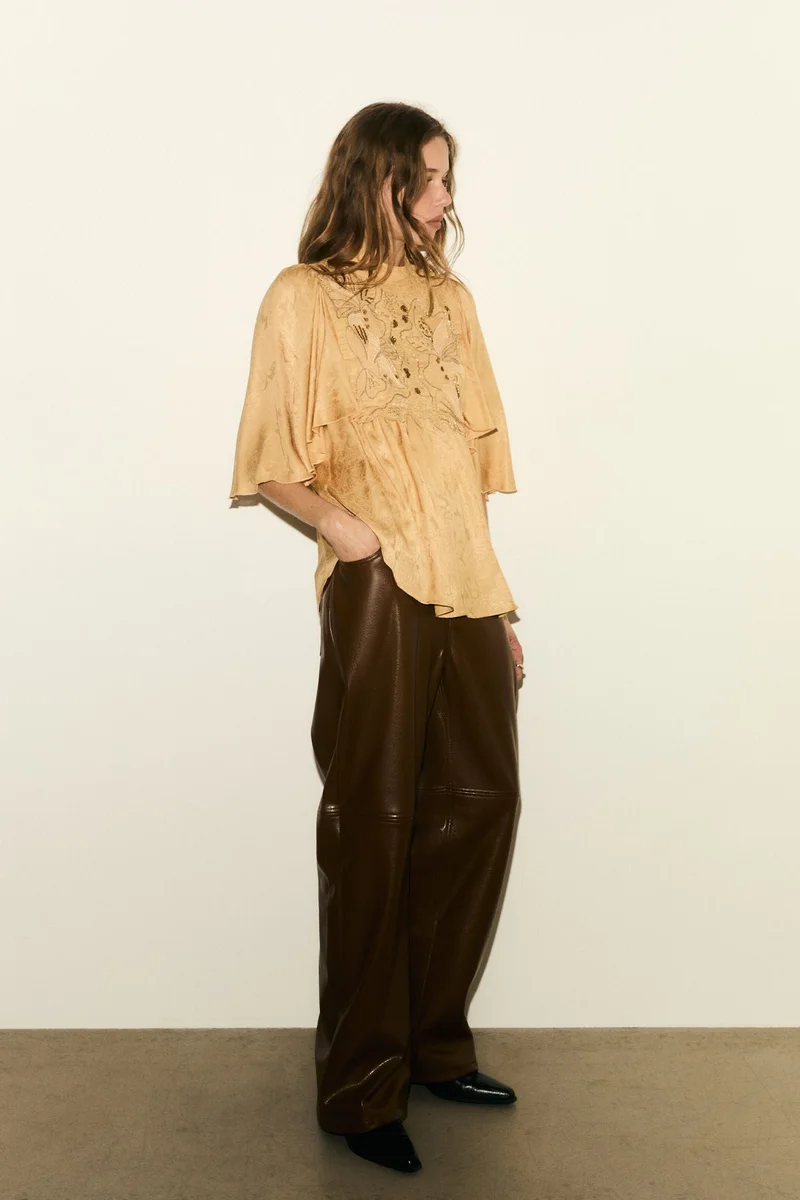 اتش اند ام بلوزة جاكار مُطرزة