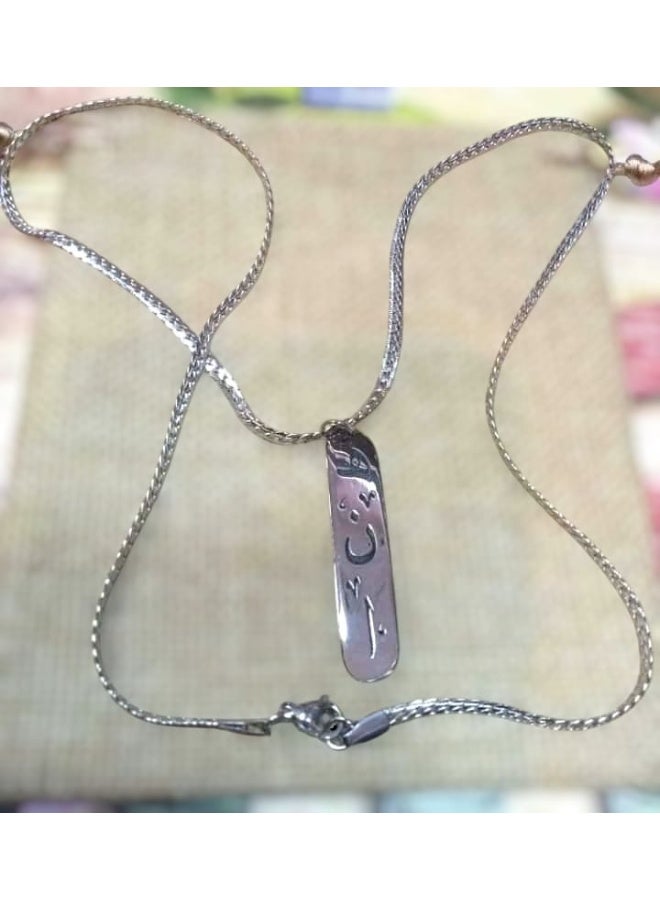 عقد نسائي أنيق: سلسلة "ضهر الحية" (Snake Chain) من الاستانلس ستيل بيور بطول 50 سم - بدلاية اسم "هنا" مطلية بالفضة - Image 1