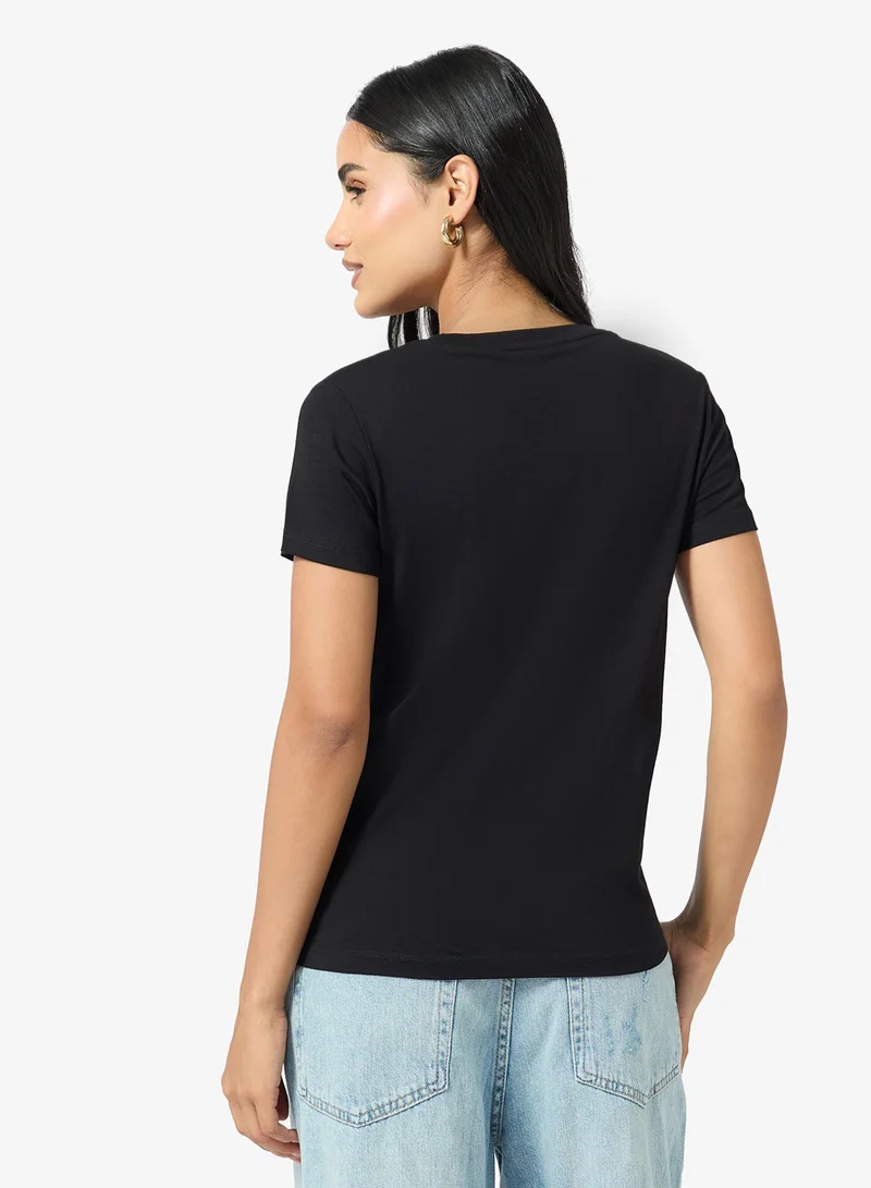 جيس جينز تيشيرت بياقة دائرية وأكمام قصيرة