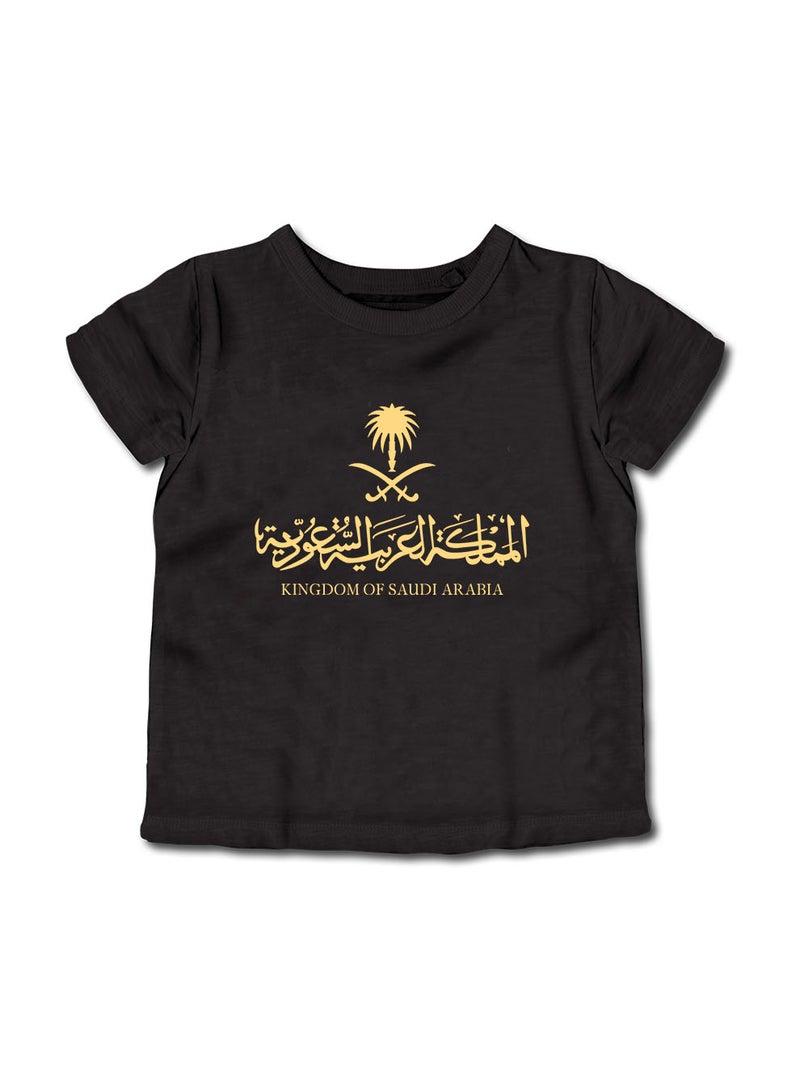 لوحة تيشيرت قطن للأطفال مناسب للأولاد والبنات لمناسبة اليوم الوطني السعودي أو للفخر بالانتماء للوطن في كل الأوقات - Image 1