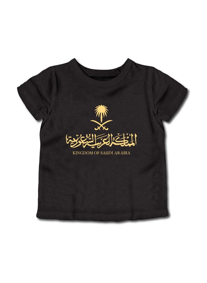 لوحة تيشيرت قطن للأطفال مناسب للأولاد والبنات لمناسبة اليوم الوطني السعودي أو للفخر بالانتماء للوطن في كل الأوقات - Image 1