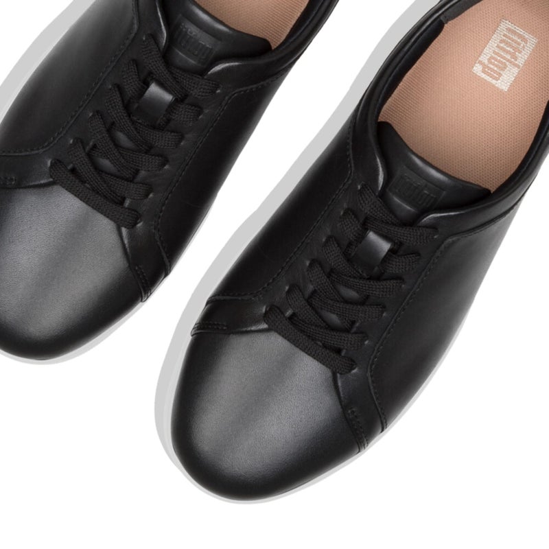 FitFlop حذاء رياضي جلد من فيت فلوب للنساء بتصميم كلاسيكي، بنعل مطاطي مرن ومقاوم للانزلاق ووسادة أناتومي كوش، أسود، 7 - Image 2