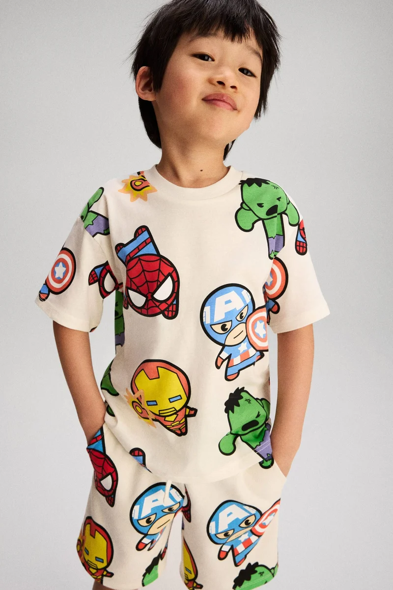 اتش اند ام تي-شيرت واسعة مزيّنة بطبعة