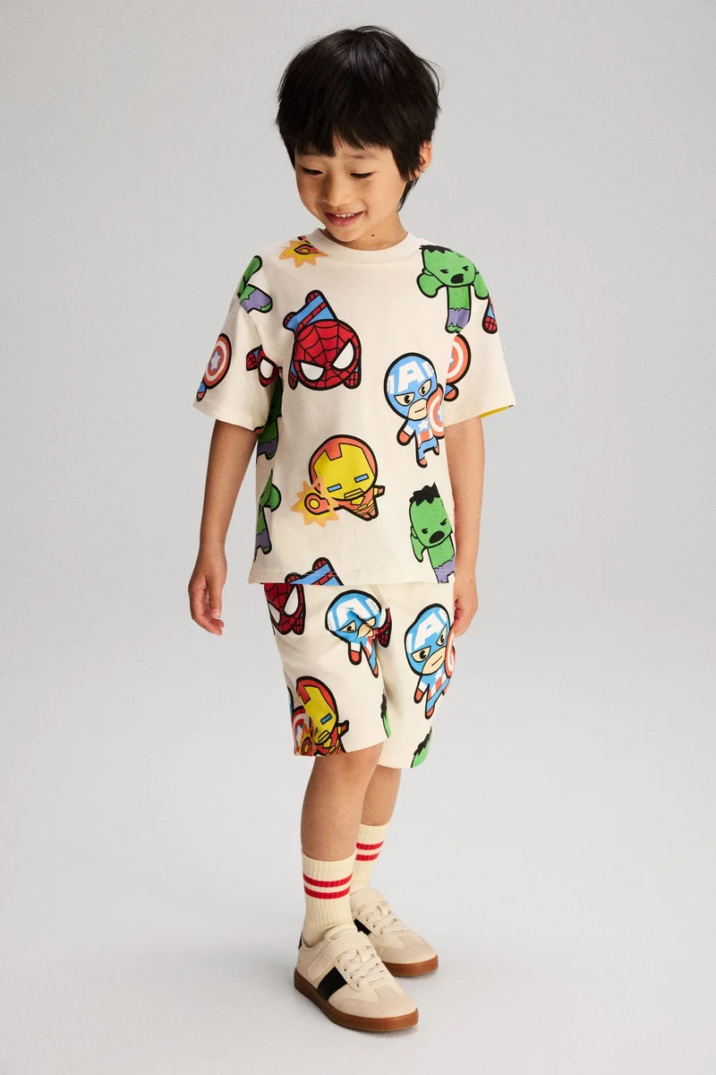 اتش اند ام تي-شيرت واسعة مزيّنة بطبعة