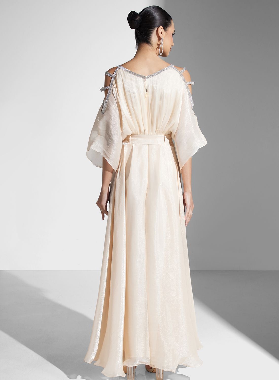 فستان مرصع وبأكمام مكشوفة