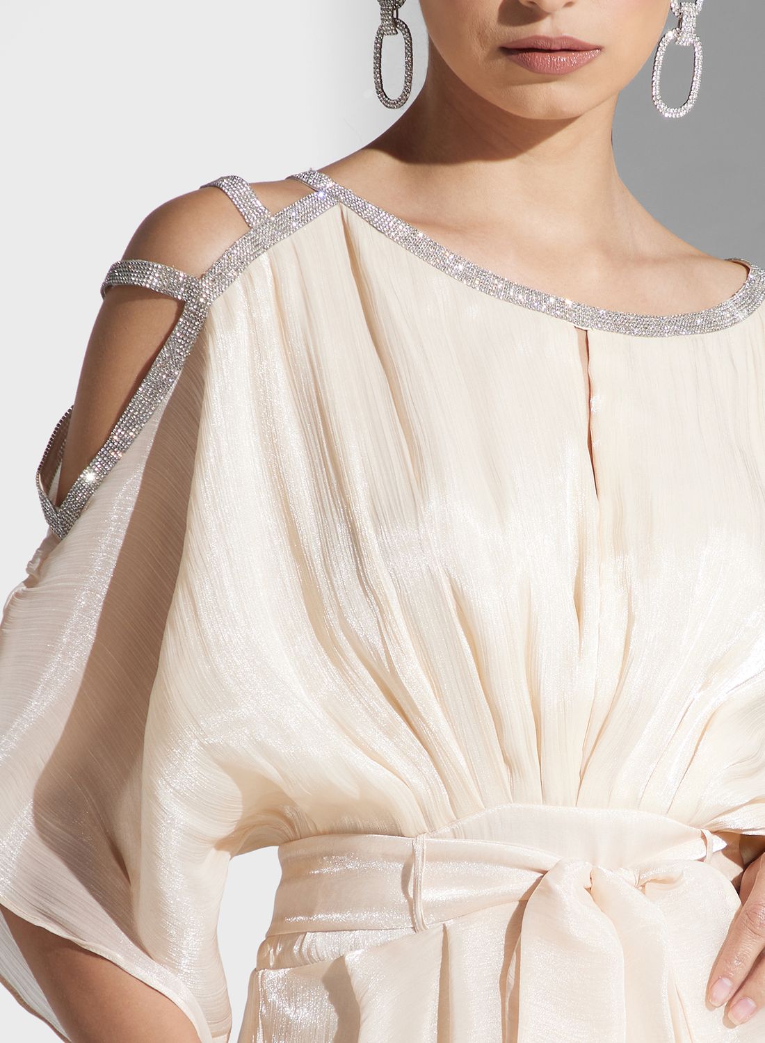 فستان مرصع وبأكمام مكشوفة