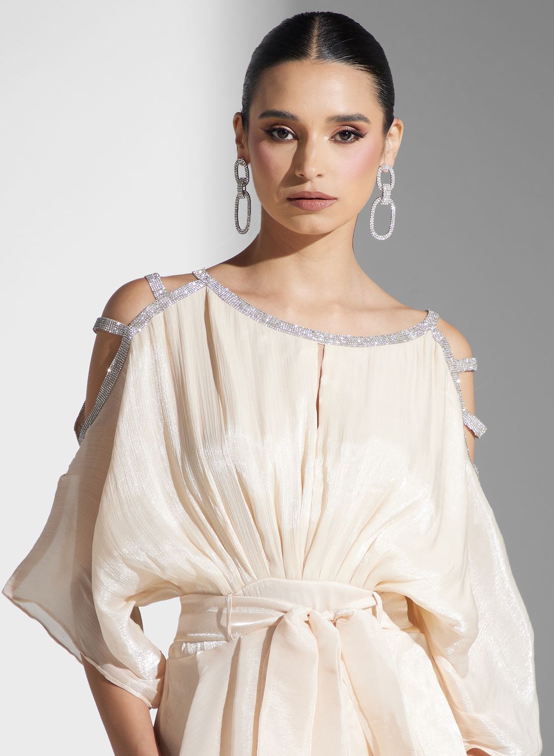 فستان مرصع وبأكمام مكشوفة