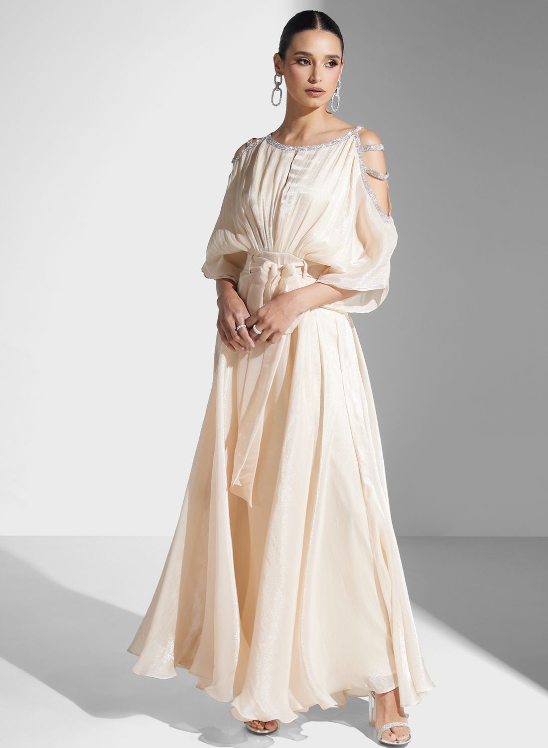 فستان مرصع وبأكمام مكشوفة