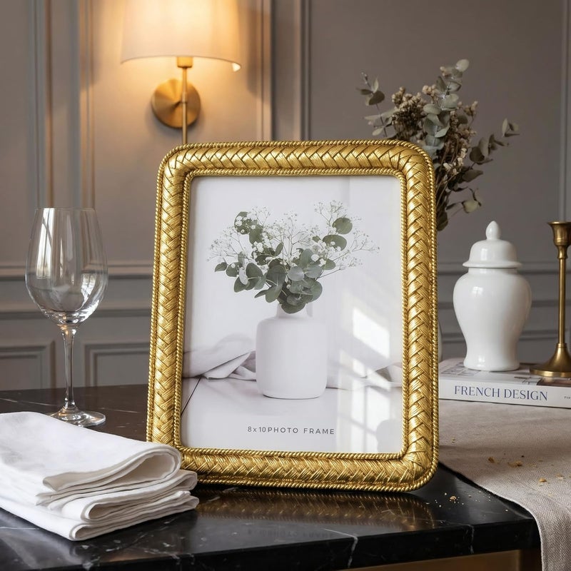 Cuspin إطار صور قديم الطراز مقاس 8x10، مزين بنقوش راتنج ذهبية ومصنوع يدويًا، بواجهة زجاجية، مناسب للعرض على المكتب أو لتزيين المنزل. - Image 3