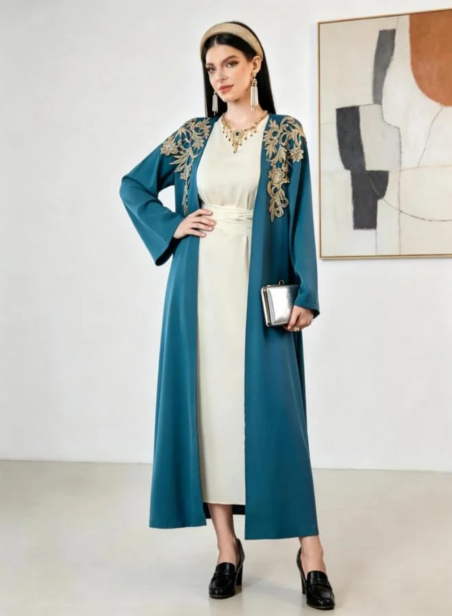 تايك تو طقم عباية زرقاء مزينة وجلابية بحزام