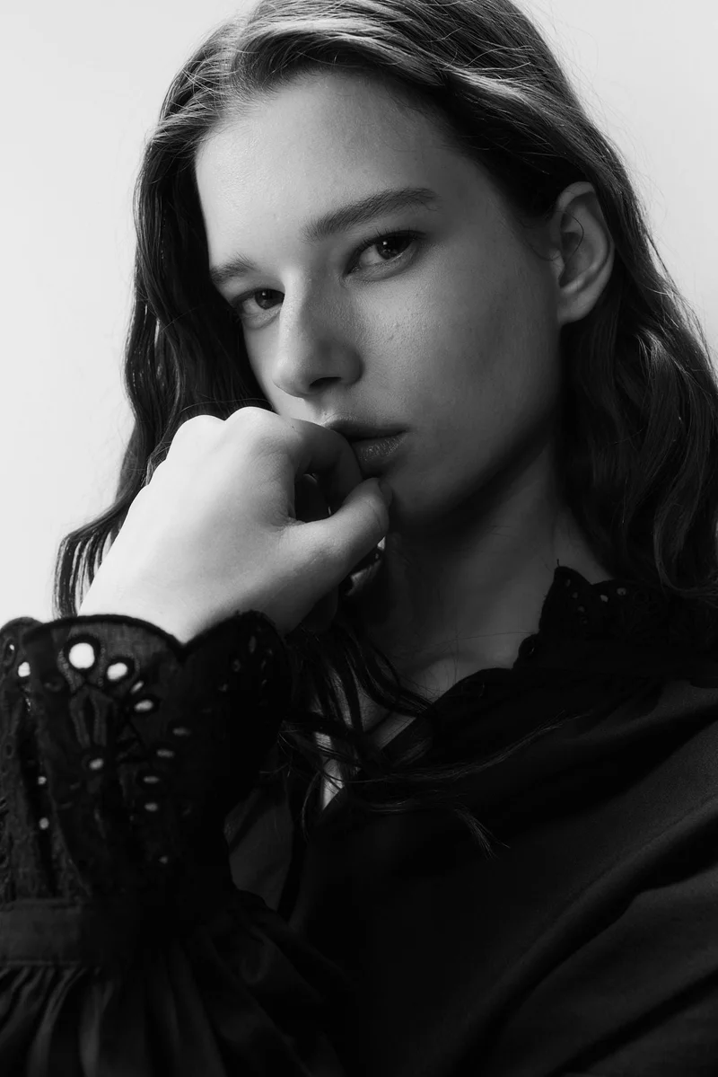 اتش اند ام بلوزة مزيّنة بتطريزات انجليزية