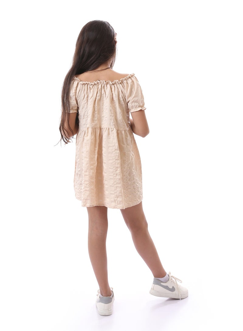 Andora فستان بناتي منقوش بدون أكتاف مع أزرار مزخرفة - بيج - Image 4