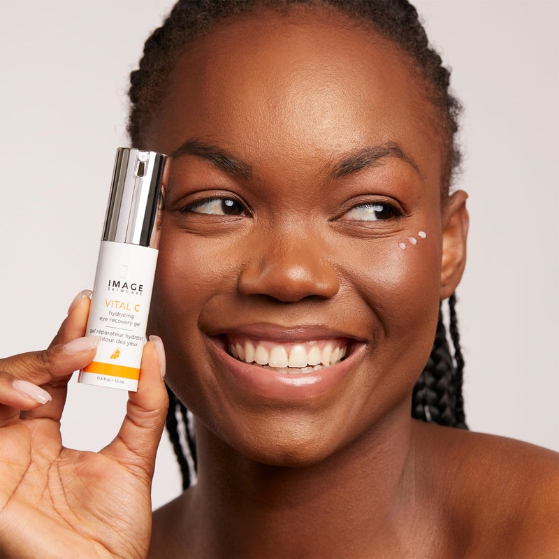 IMAGE SKINCARE صورة للعناية بالبشرة، جل استعادة ترطيب العين VITAL C، مع فيتامين C والببتيدات لتقليل مظهر الهالات السوداء، والانتفاخات، والتجاعيد تحت العين، 0.5 أونصة سائلة - Image 3