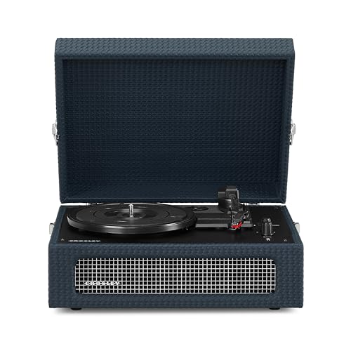 Crosley مشغل أسطوانات كروسلي CR8017B-NY فويجر الكلاسيكي المحمول مع بلوتوث داخلي/خارجي ومكبرات صوت مدمجة، أزرق بحري - Image 1