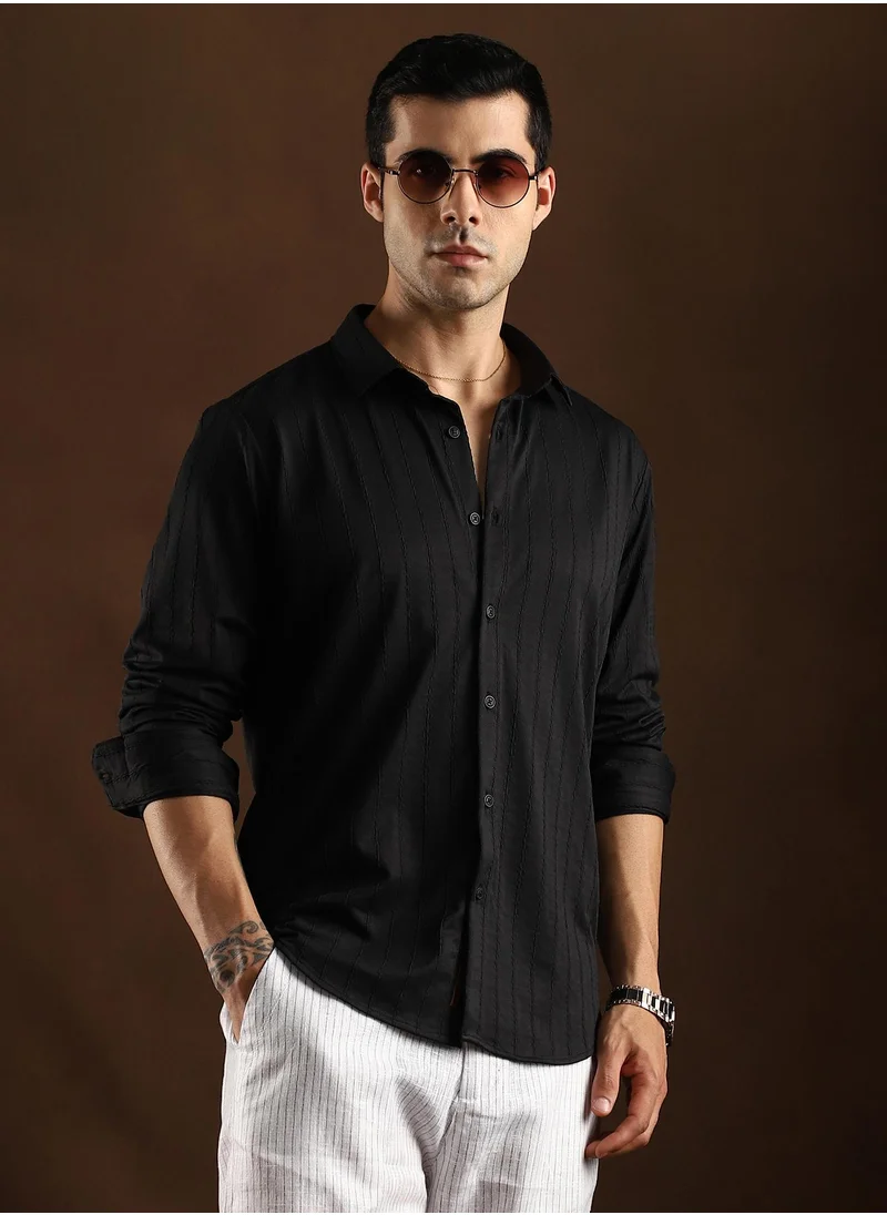 كامبوس سوترا Campus Sutra Men's Onyx Black Spiralknot-Tactile Shirt For Casual Wear | Mid-Rise | Regular Fit | Button Closure | Shirt Crafted With Comfort Fit For Everyday Wear