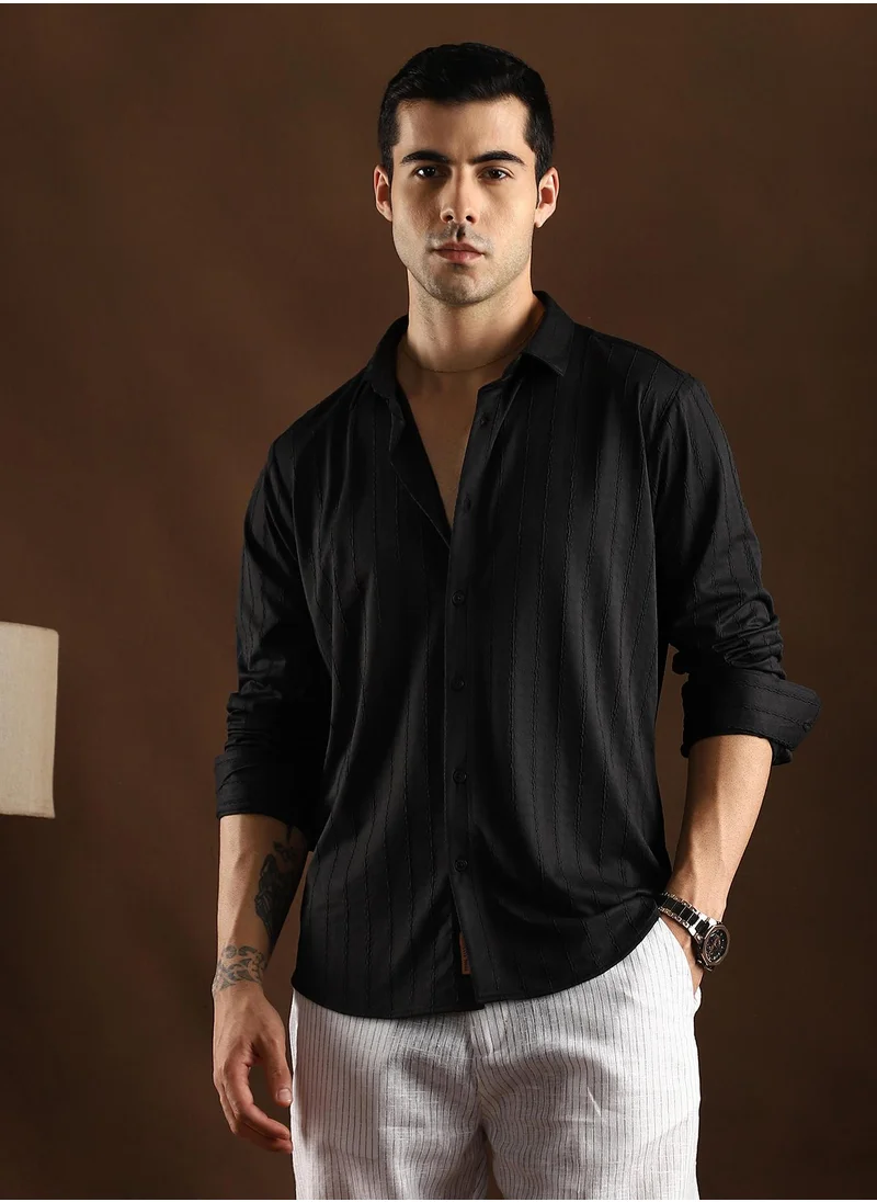 كامبوس سوترا Campus Sutra Men's Onyx Black Spiralknot-Tactile Shirt For Casual Wear | Mid-Rise | Regular Fit | Button Closure | Shirt Crafted With Comfort Fit For Everyday Wear