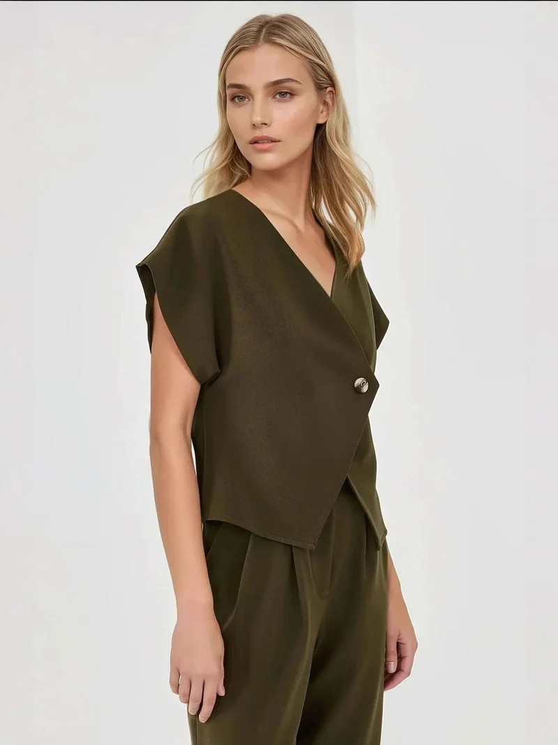 هيكاب سترة ضيقة بياقة على شكل حرف