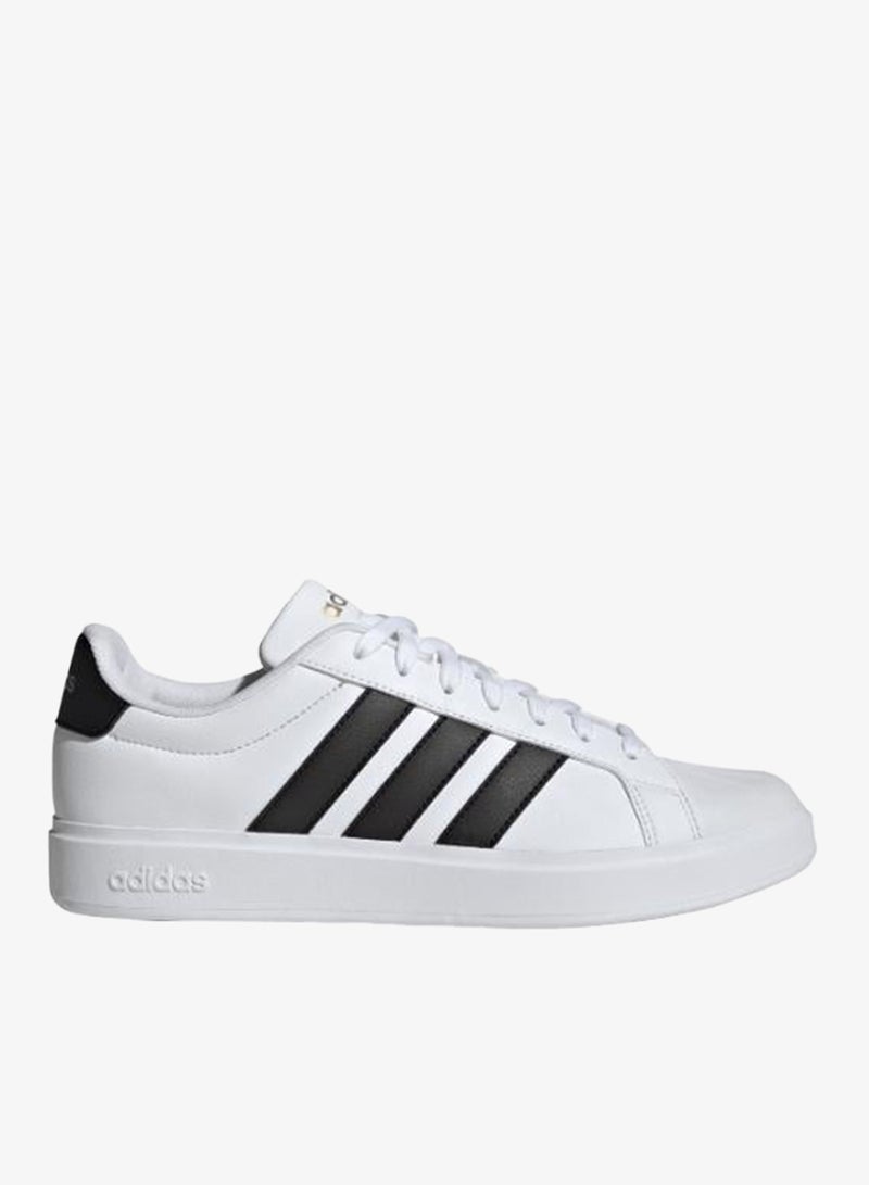 Adidas أحذية رياضية بيضاء للرجال من ستريت توك - Image 1