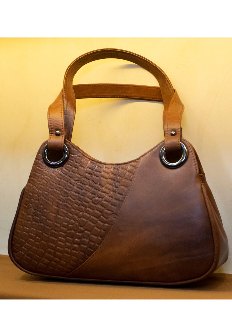 📌 شنطة جلد طبيعي هافان – واسعة، أنيقة، عملية لكل يوم 👜 المقاس: 30×25×10 سم – حجم كبير يناسب احتياجاتك اليومية 🟤 اللون: هافان كلاسيكي بلمسة مودرن 🧵 الخامة: جلد طبيعي 100% بتقفيل يدوي محترف 🔐 2 سوستة خارجية + 3 جيوب داخلية + سوستة سحرية للتنظيم + يد + حزام كروس  ✔️ تقسيم داخلي ذكي وسهولة في الاستخدام ✔️ مناسبة للشغل، الجامعة، والسفر ✔️ متوفرة الآن من Holy of Holies Store – لأن الشياكة في التفاصيل  📦 اطلبها دلوقتي – والتوصيل متاح لكل المحافظات - Image 1