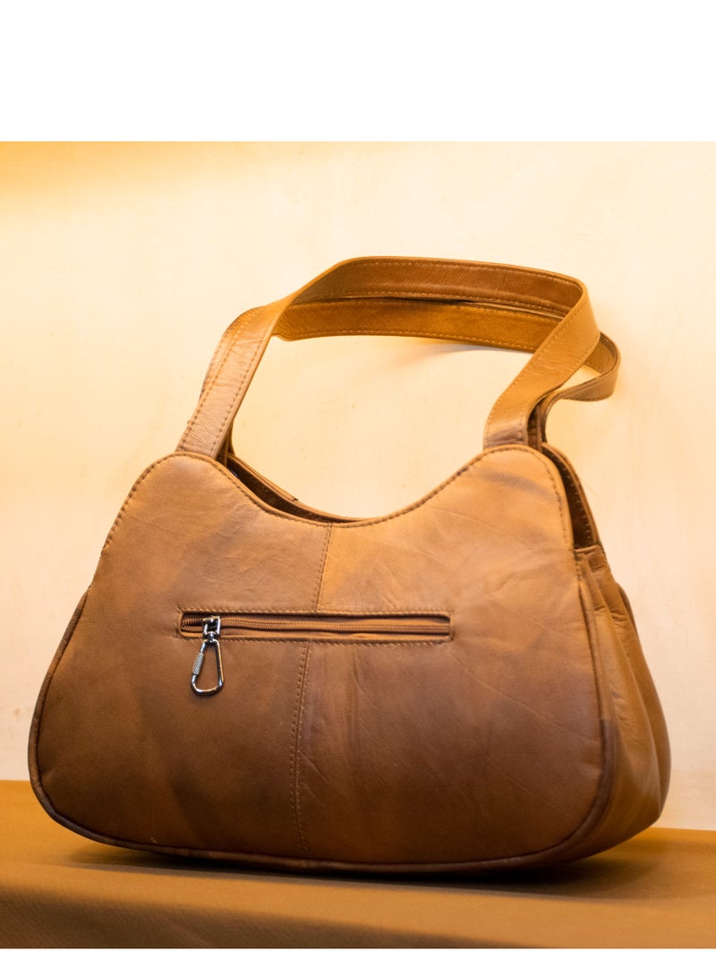 📌 شنطة جلد طبيعي هافان – واسعة، أنيقة، عملية لكل يوم 👜 المقاس: 30×25×10 سم – حجم كبير يناسب احتياجاتك اليومية 🟤 اللون: هافان كلاسيكي بلمسة مودرن 🧵 الخامة: جلد طبيعي 100% بتقفيل يدوي محترف 🔐 2 سوستة خارجية + 3 جيوب داخلية + سوستة سحرية للتنظيم + يد + حزام كروس  ✔️ تقسيم داخلي ذكي وسهولة في الاستخدام ✔️ مناسبة للشغل، الجامعة، والسفر ✔️ متوفرة الآن من Holy of Holies Store – لأن الشياكة في التفاصيل  📦 اطلبها دلوقتي – والتوصيل متاح لكل المحافظات - Image 2