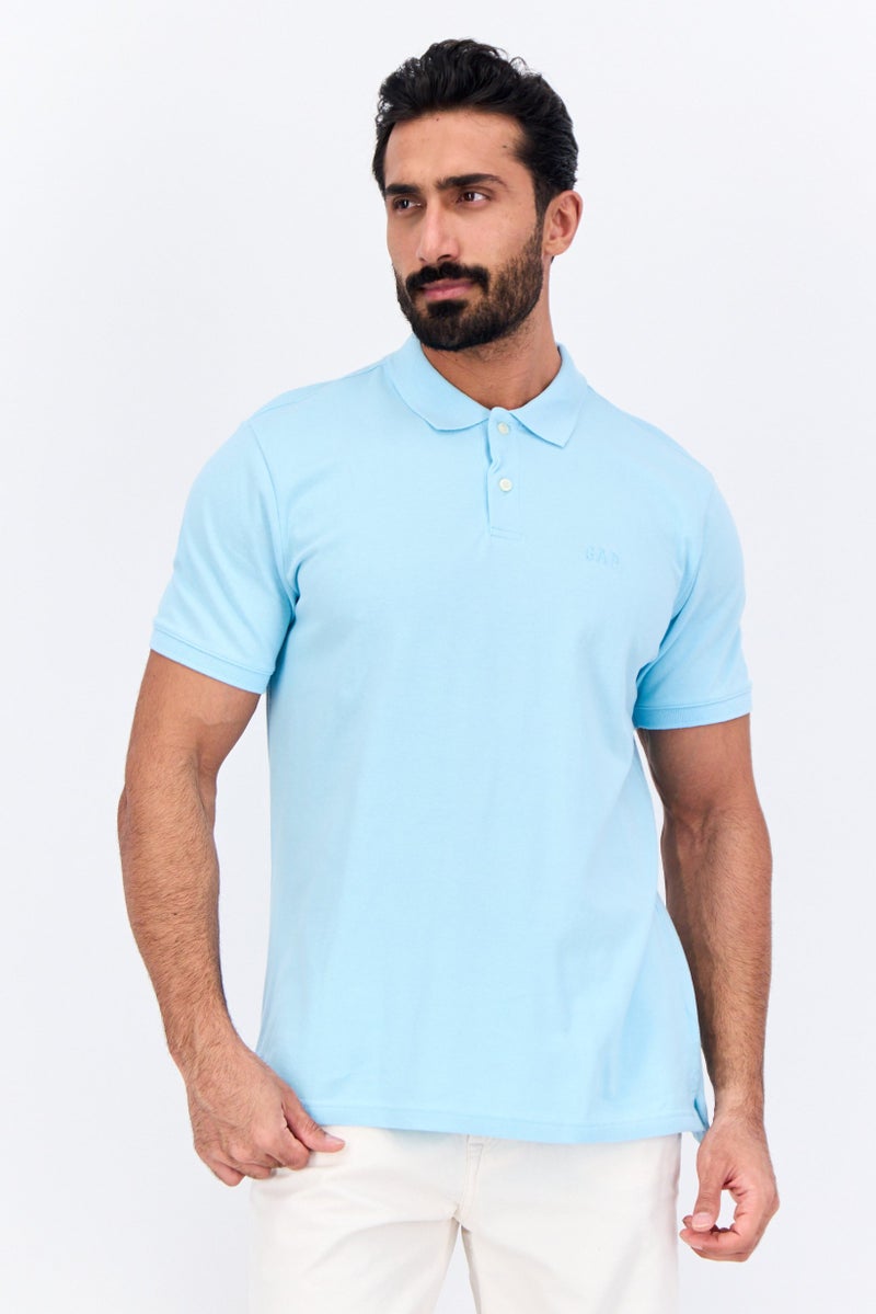 GAP تي شيرت بولو قصير الأكمام للرجال بتصميم مريح مع شعار مطرز، أزرق باهت - Image 1