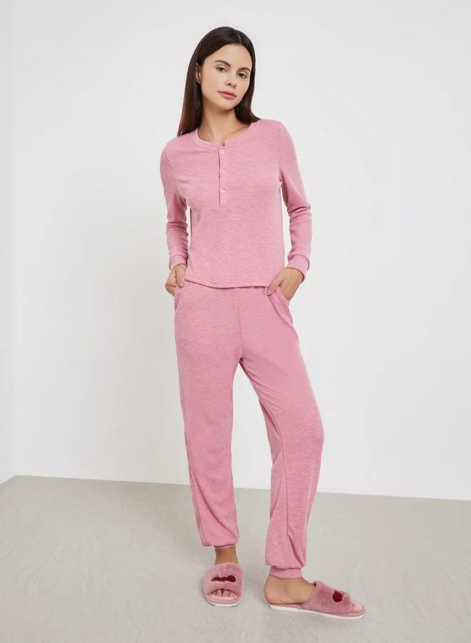 ستايلي طقم بيجاما طويل مع تيشيرت بنقشة بارزة وأزرار أمامية