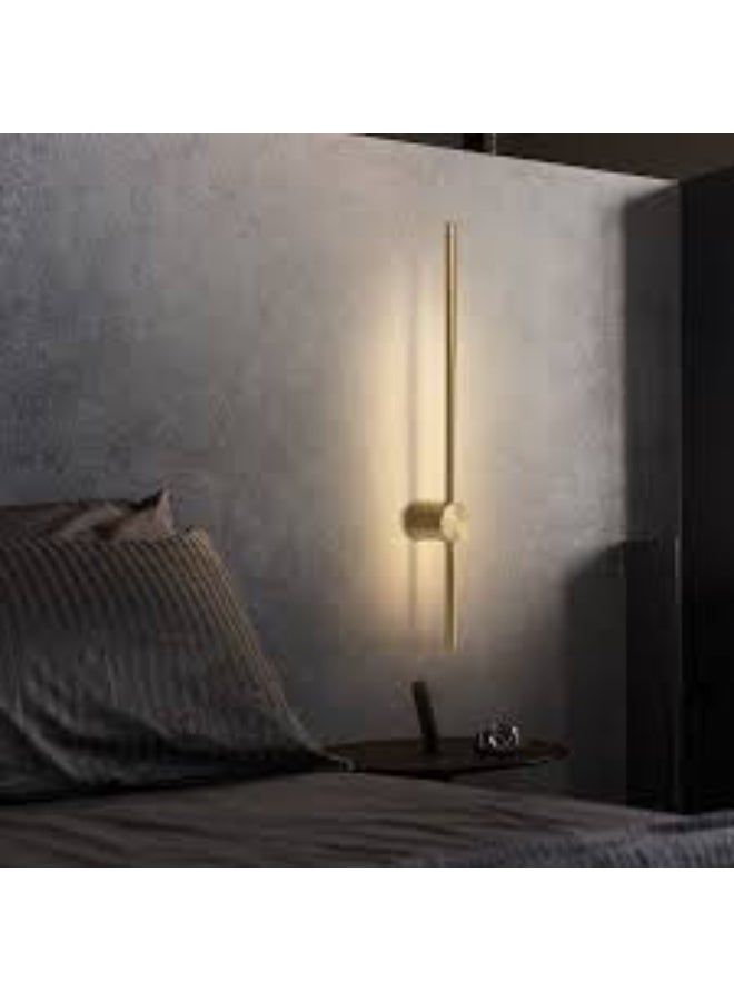 المفتاحة مصباح حائط عمودي عصري وبسيط - وحدة إضاءة LED ذهبية فاخرة لغرفة النوم | إضاءة محيطية أنيقة لغرفة المعيشة، أو الردهة، أو ديكور الفندق | تصميم معاصر لشمعدان الحائط - Image 1