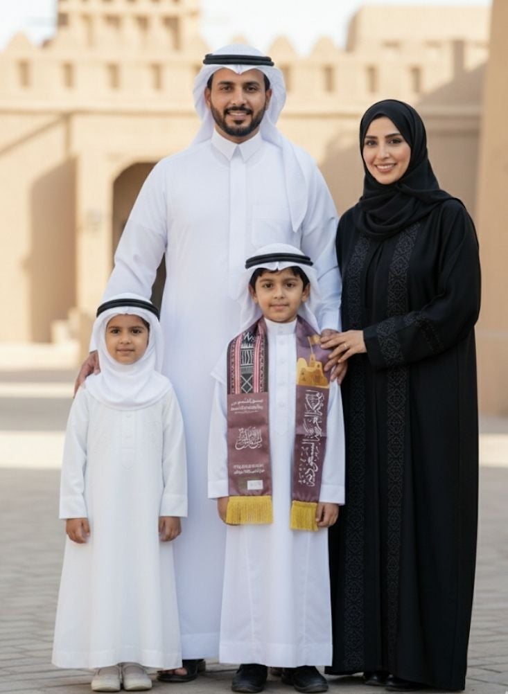 بريميم وشاح أطفال تقليدي بمناسبة يوم تأسيس المملكة العربية السعودية، مزين بتصميم الخط العربي - على الطراز التراثي الوطني - Image 3