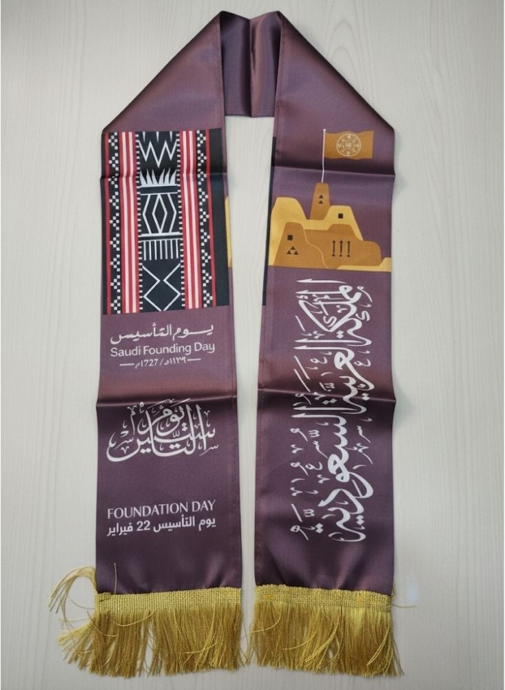 بريميم وشاح أطفال تقليدي بمناسبة يوم تأسيس المملكة العربية السعودية، مزين بتصميم الخط العربي - على الطراز التراثي الوطني - Image 4